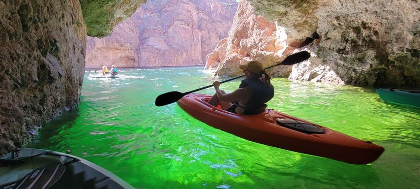 라스베가스 출발: 에메랄드 동굴 카약 투어 - MGM 그랜드 집결·짧은 하이킹