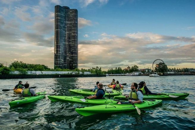 Chicago Riverwalk Beginner Kayak Lesson 1 Hour - Instructor-Led Paddle