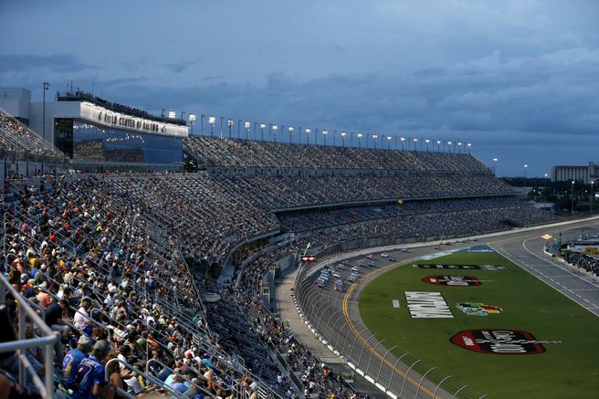 オーランド発: デイトナ NASCARコーク・ゼロ400観戦パッケージ - 往復送迎付き