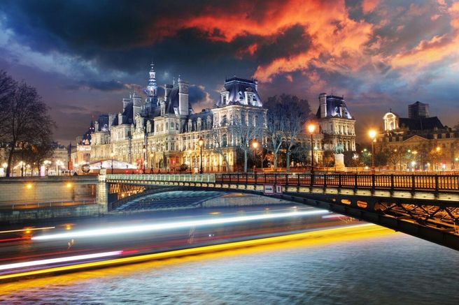 Paris Île de la Cité Crimes and Mysteries Walking Tour (French Guide)