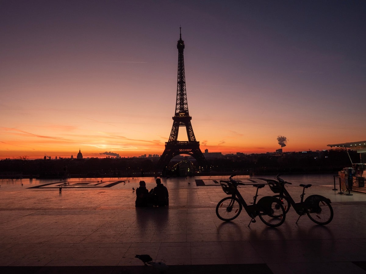 Paris Morning Bicycle Tour & French Breakfast - Eiffel Tower & Louvre Pyramid Small Group