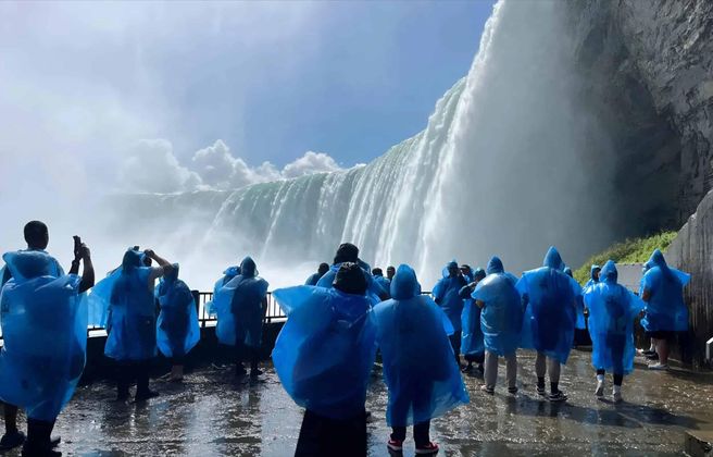 トロント発:ナイアガラの滝日帰りツアー(ホーンブロワー・クルーズ付き)