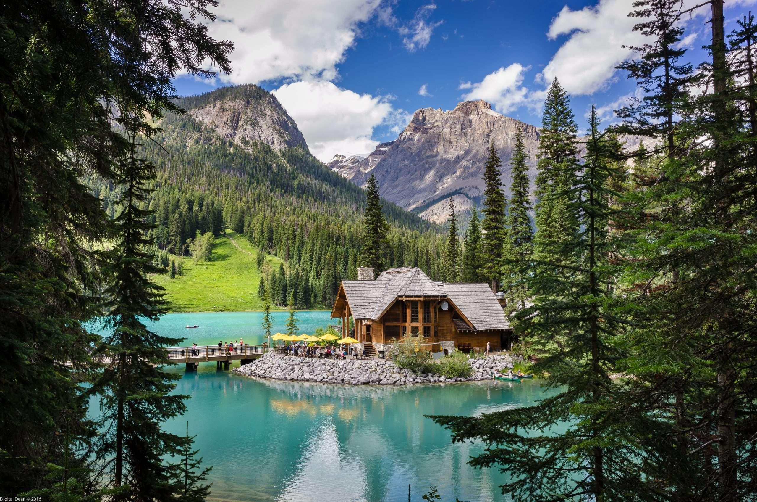From Calgary: Lake Louise, Emerald Lake, Johnston Canyon & Banff Town Day Tour