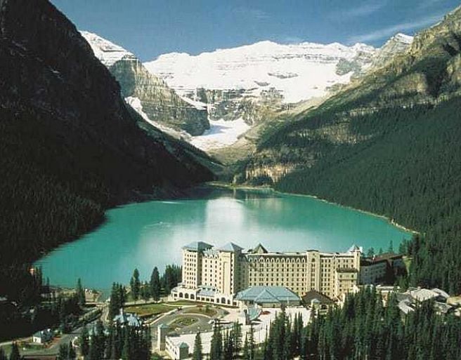 From Banff or Calgary: Lake Louise, Emerald Lake & Johnston Canyon Day Tour
