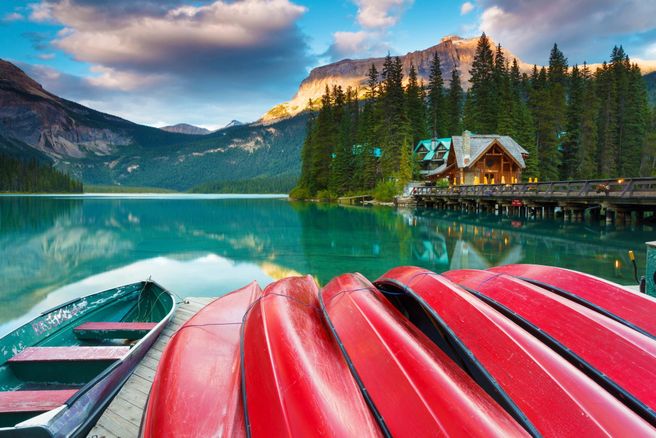 From Banff or Canmore: Lake Louise, Emerald Lake & Johnston Canyon Day Tour