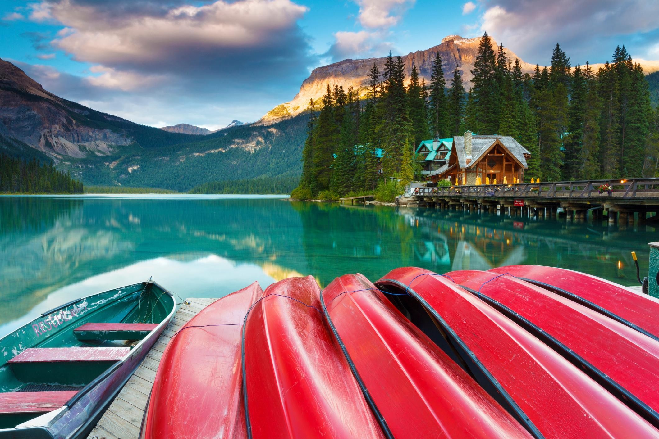 From Banff or Canmore: Lake Louise, Emerald Lake & Johnston Canyon Day Tour