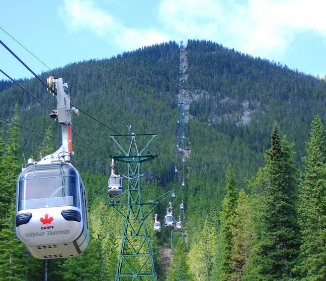 From Calgary, Canmore or Banff: Lake Louise, Banff Gondola, Hot Springs & Lake Minnewanka Tour