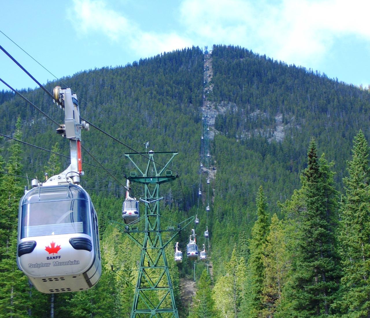 From Calgary, Canmore or Banff: Lake Louise, Banff Gondola, Hot Springs & Lake Minnewanka Tour