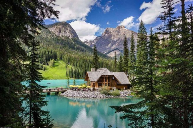 From Calgary: Moraine Rockpile, Lake Louise & Johnston Canyon Lower Falls Hike - Small Group
