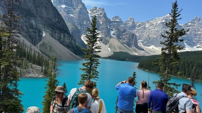 From Calgary: Lake Louise, Moraine Lake & Johnston Canyon Hiking Tour - Small Group