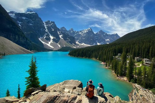 From Banff or Canmore: Moraine Lake & Lake Louise Round-Trip Shuttle