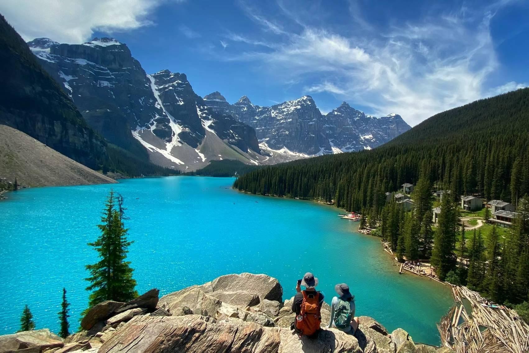 From Banff or Canmore: Moraine Lake & Lake Louise Round-Trip Shuttle