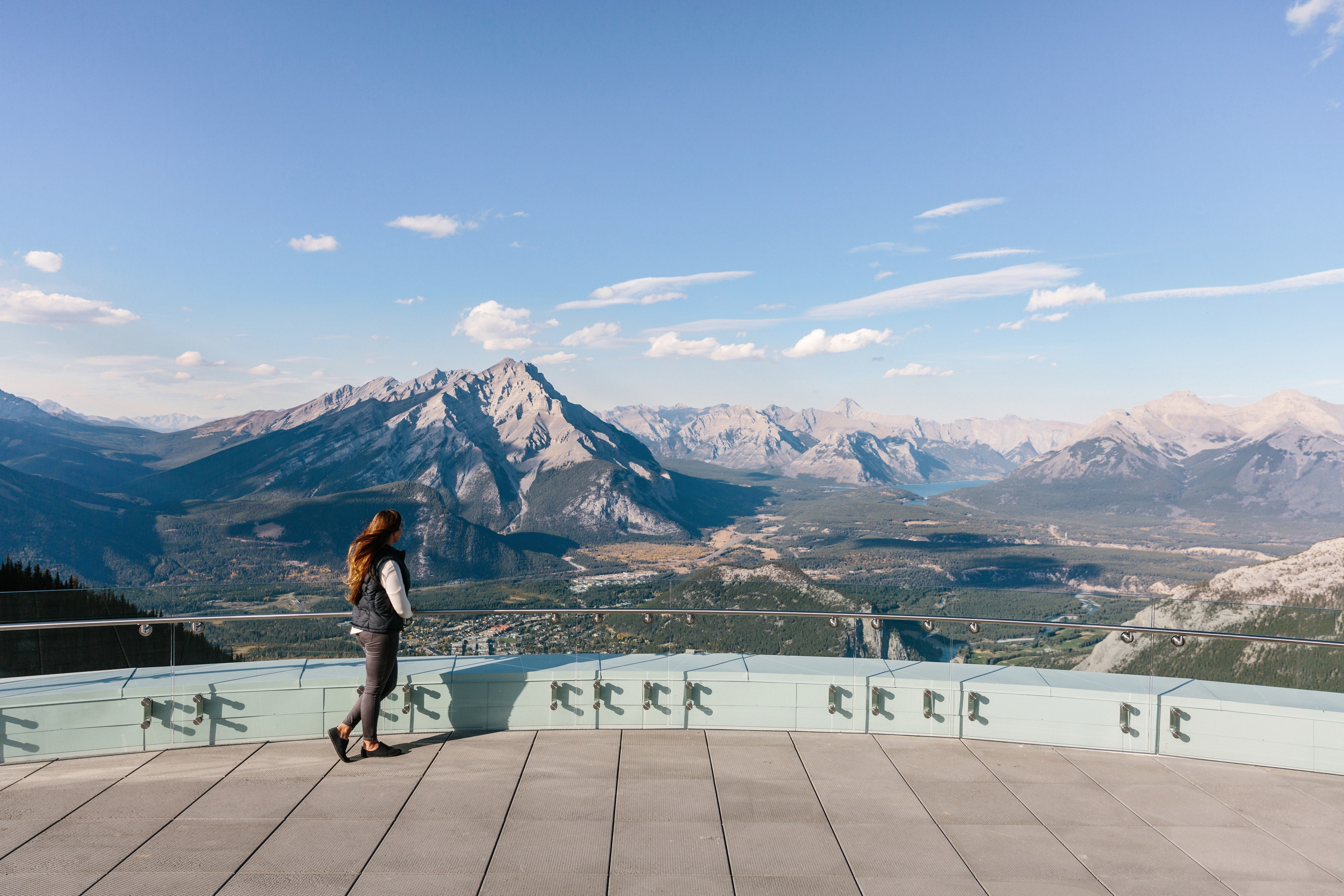 From Banff: Lake Minnewanka Cruise & Banff Gondola Day Tour with Lunch
