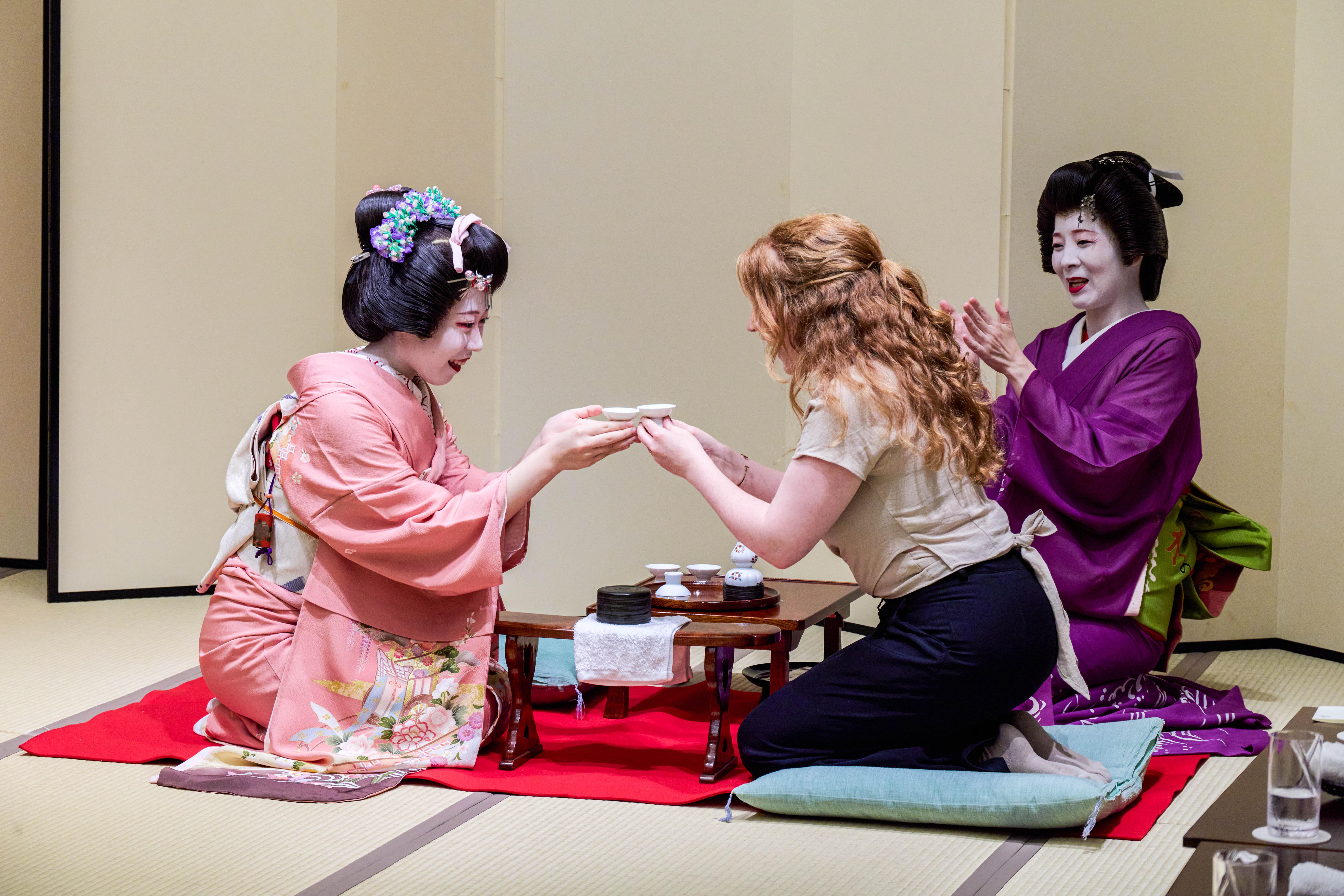 東京・浅草 料亭都鳥 芸者の舞と抹茶体験