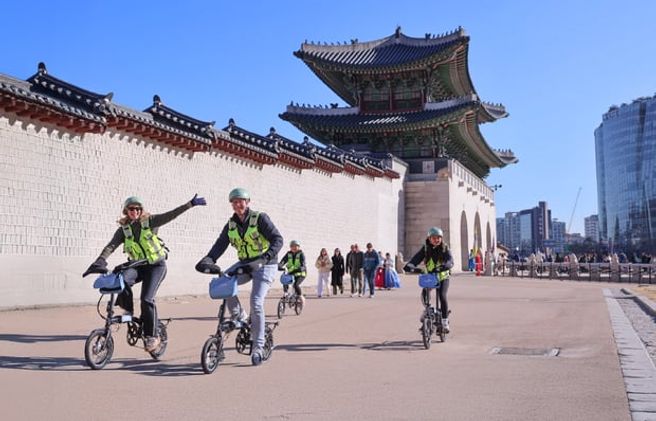 Seoul Gyeongbokgung & Seochon·Bukchon Hanok Village E-Bike Tour
