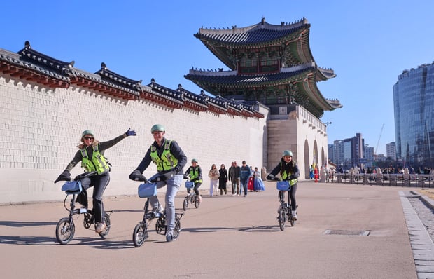 Seoul Gyeongbokgung & Seochon·Bukchon Hanok Village E-Bike Tour
