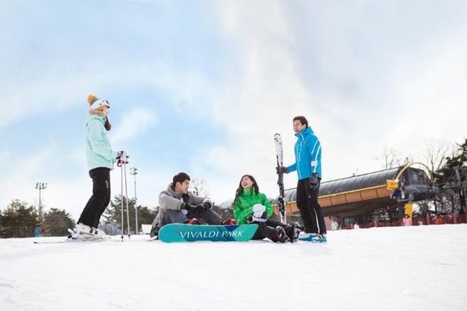 From Seoul: Vivaldi Park Round-Trip Shuttle & Ski Rental and Lift Pass Package