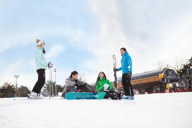 From Seoul: Vivaldi Park Round-Trip Shuttle & Ski Rental and Lift Pass Package