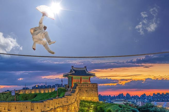 From Seoul: Suwon Hwaseong Fortress & Korean Folk Village or Starfield Suwon Day Tour