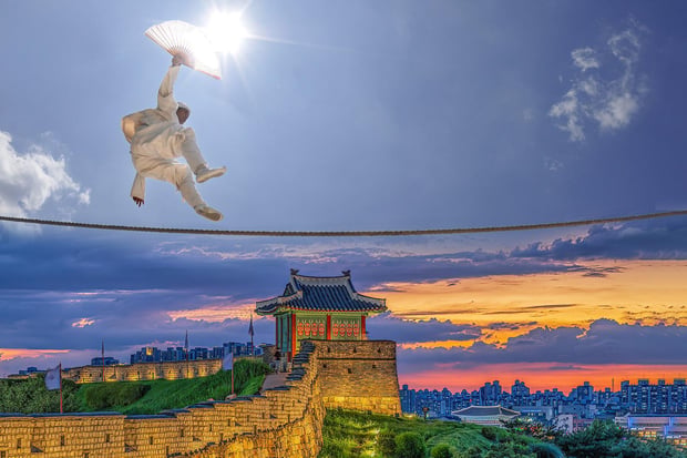 From Seoul: Suwon Hwaseong Fortress & Korean Folk Village or Starfield Suwon Day Tour