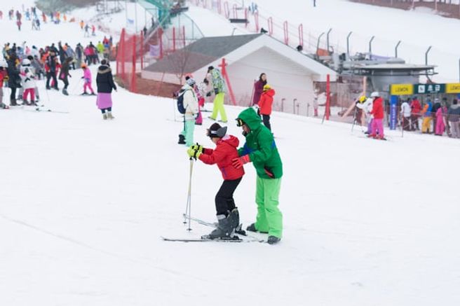 From Seoul: Jisan Forest Resort Ski & Snowboard Day Tour