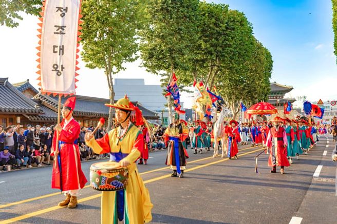 From Seoul: Suwon Hwaseong Cultural Festival & Hwaseong Haenggung Palace Day Tour