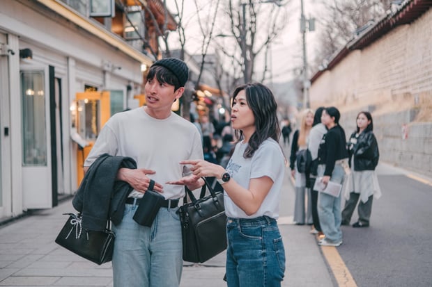 Seoul Ikseon-dong & Jongmyo & Cheonggyecheon History Walking Tour with Photoshoot