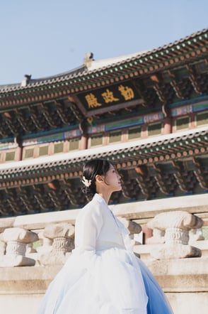 Seoul Gyeongbokgung Palace Hanbok Photoshoot with Hanbok Rental