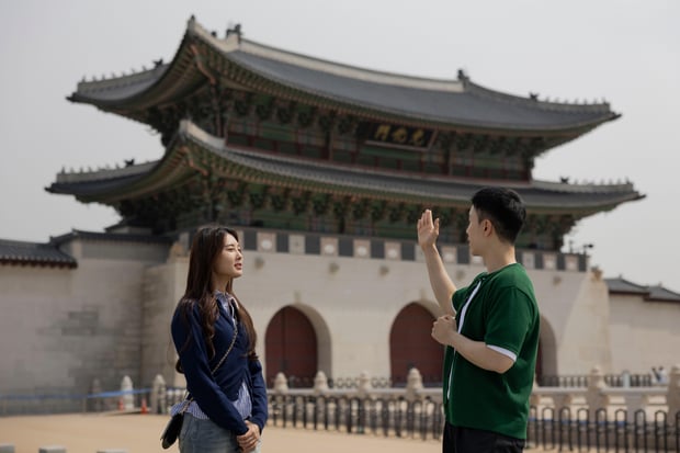 Seoul Gwanghwamun & Samcheong-dong & Bukchon Hanok Village History Walking Tour