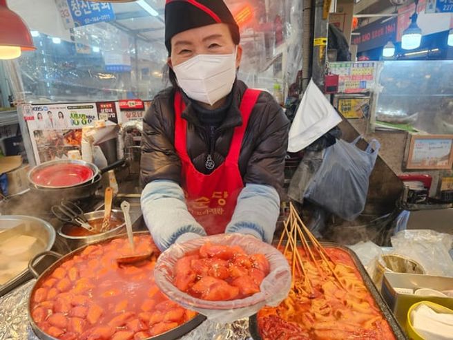 Seoul Gwangjang Market & Ikseon-dong Evening Food Small-Group Tour