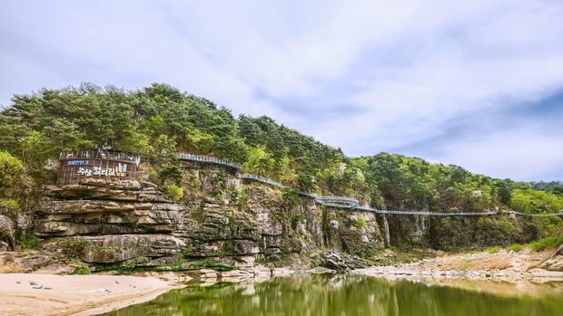 From Seoul: Cheorwon Hantangang Columnar Joint Trail & Goseokjeong Day Tour - Lunch Included