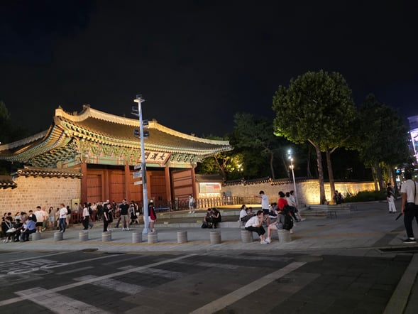 Seoul Deoksugung Palace & Stone Wall Road·Cheonggyecheon Night Small-Group Walking Tour - Admission Included