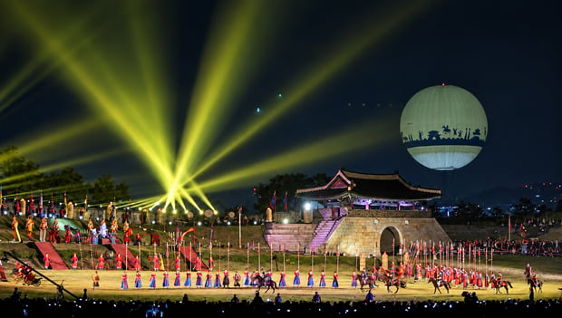 From Seoul: Suwon Fantasy Yajo Night Show & Hwaseong Fortress and Starfield Suwon Day Tour