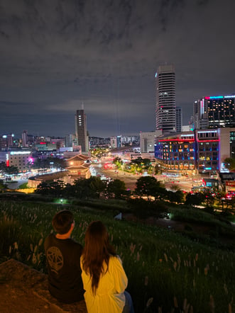 Seoul Dongdaemun DDP & Hanyangdoseong·Ihwa Mural Village Small-Group Night Walking Tour