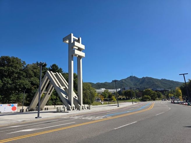 Seoul National University Campus & Nakseongdae Park·Sharosu-gil Small-Group Tour