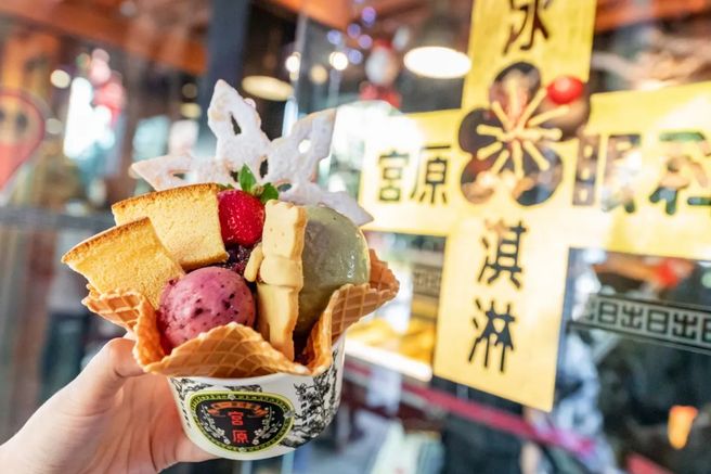 From Taipei: Taichung Rainbow Village & Gaomei Wetlands Day Tour
