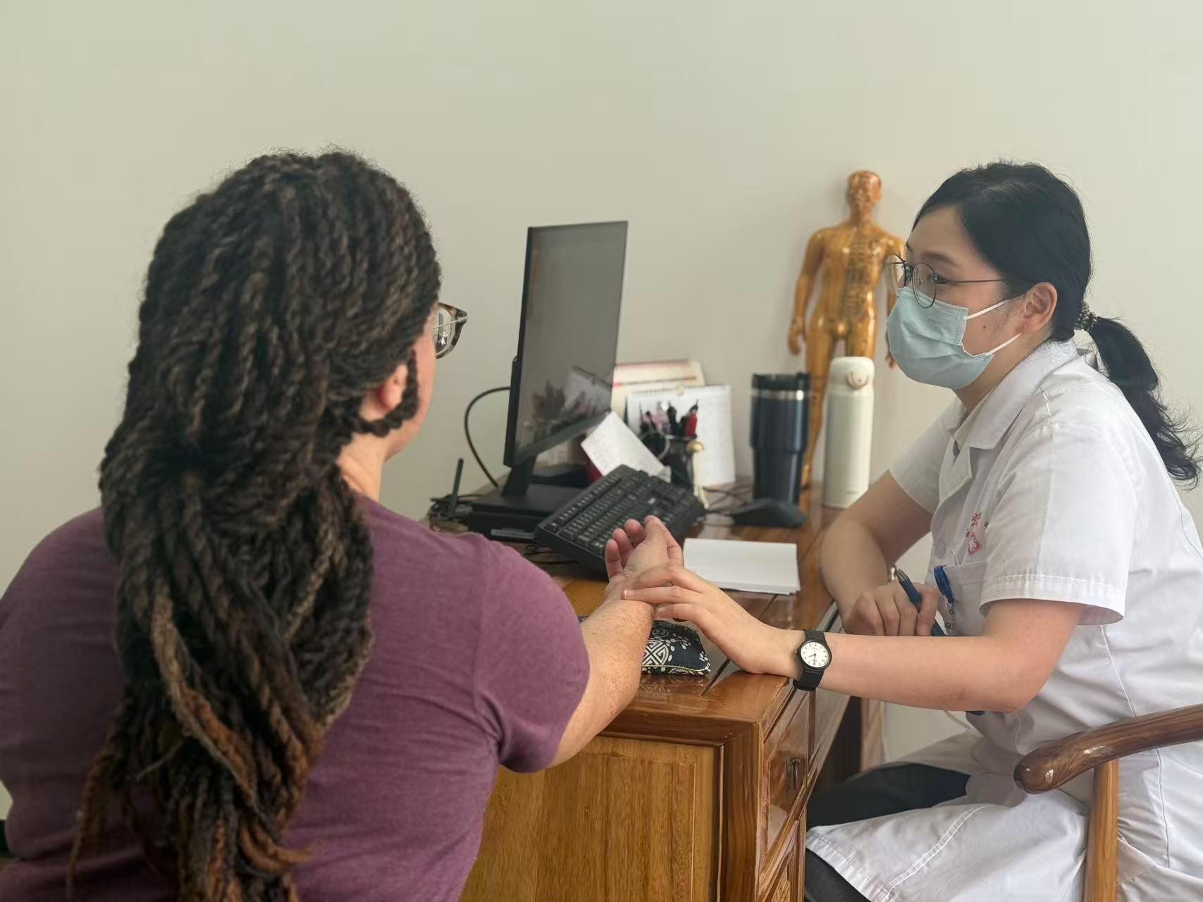 Shanghai Traditional Chinese Medicine Experience - Pulse Diagnosis & Tuina Massage