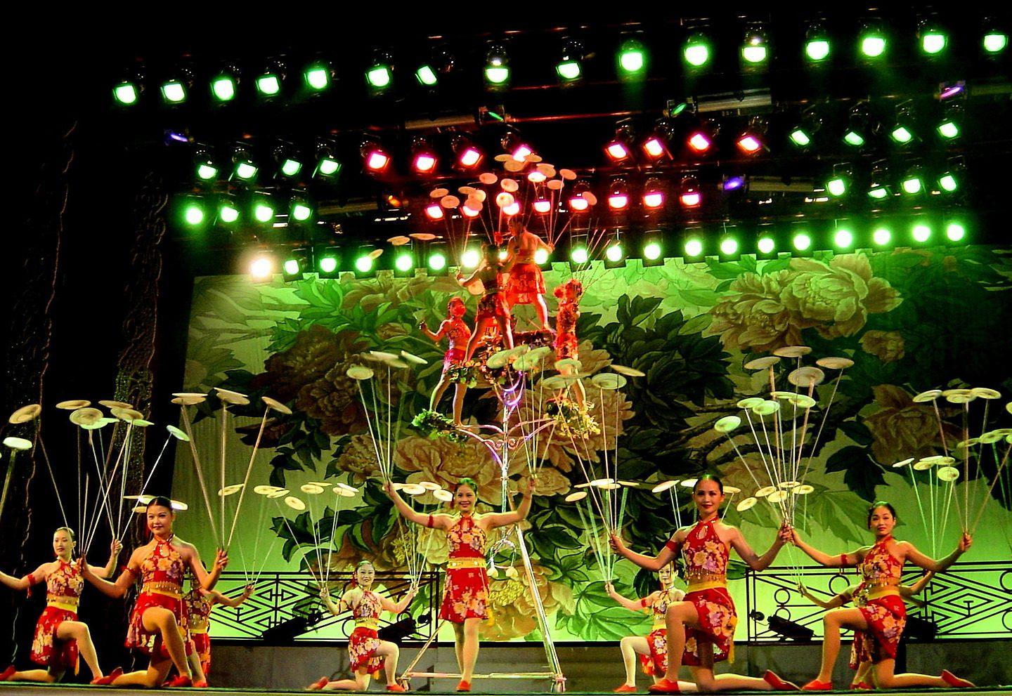 Beijing Red Theatre Acrobatic Show & Peking Duck Private Tour with Hotel Pickup