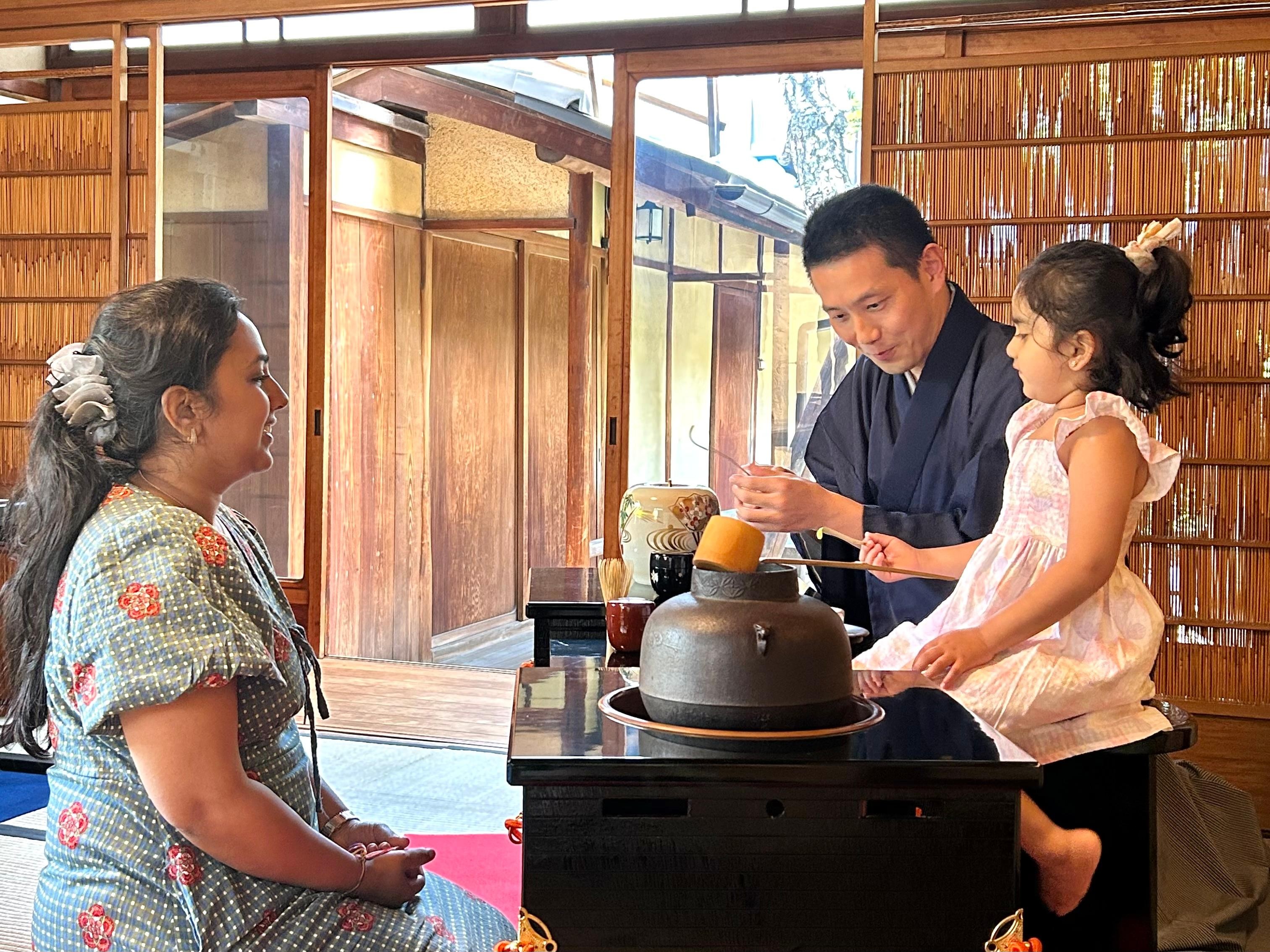 京都 西陣 聚らく 築150年町家の茶道体験 - テーブル席