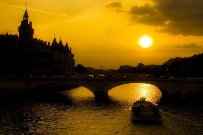 Paris Evening Walking Tour - Dark History, Legends & Mysteries (English Guide)