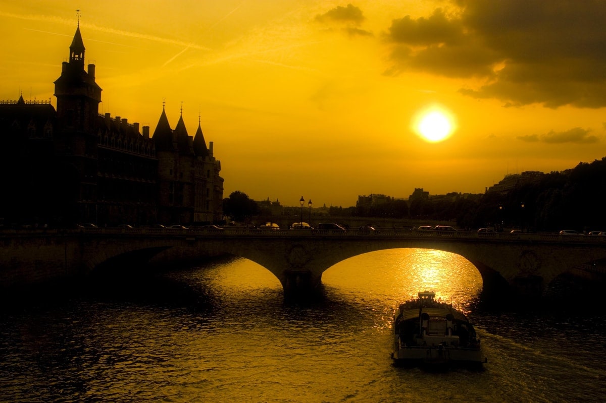 Paris Evening Walking Tour - Dark History, Legends & Mysteries (English Guide)