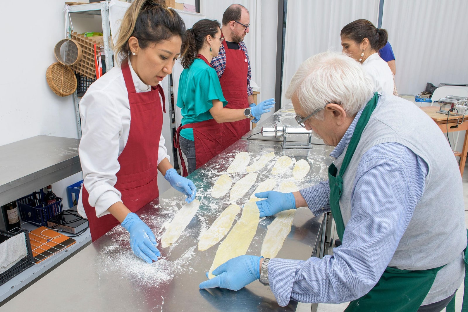 밀라노 셰프 앤 더 시티 쿠킹 클래스 - 이탈리아 요리 3가지 만들기 & 와인 곁들인 식사 (개인 조리대)