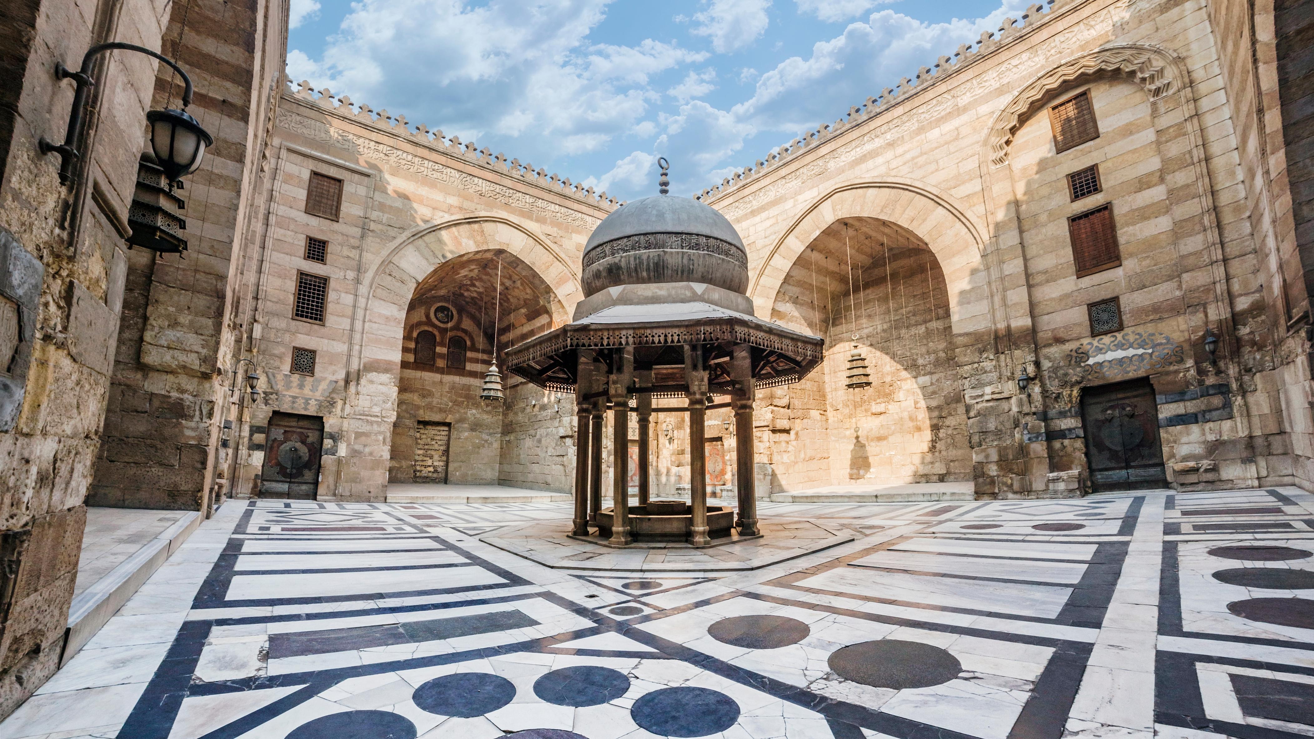 Cairo: El Moez Street & Khan el-Khalili History Walking Tour with Street Food