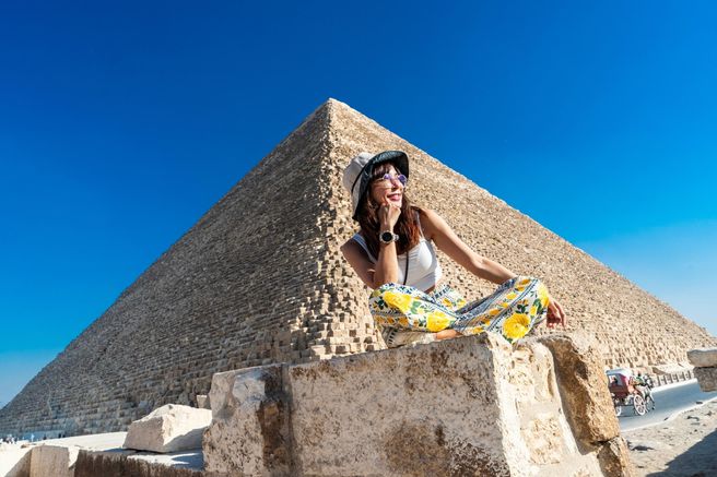 From Hurghada: Cairo Pyramids & Museum & Khan el-Khalili Group Day Trip by Plane