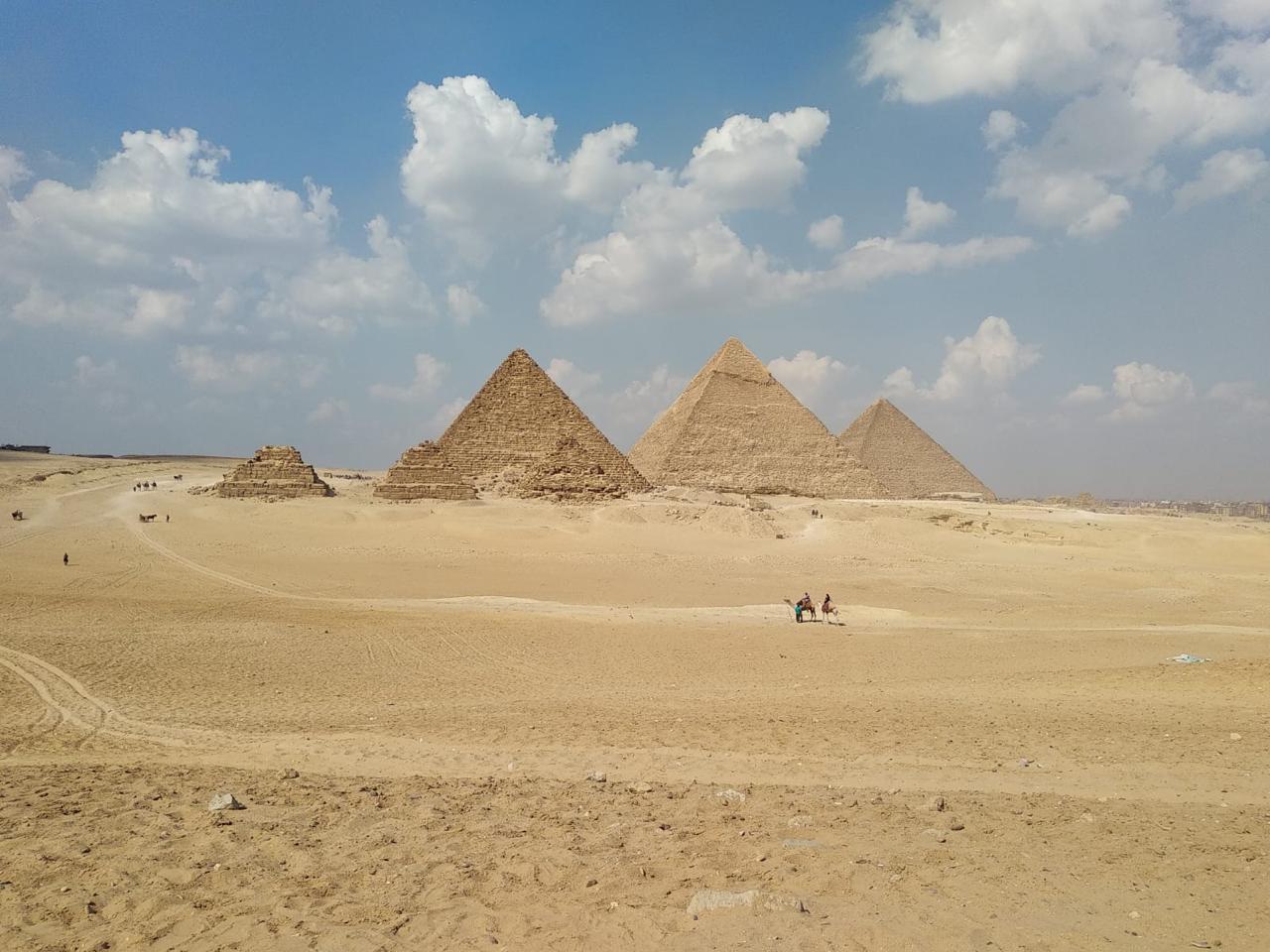 From Hurghada: Giza Pyramids, Old Cairo & Khan El Khalili Day Trip by Bus