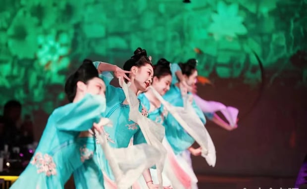 Shanghai Royal Banquet & Traditional Chinese Cultural Performance - Costume Option