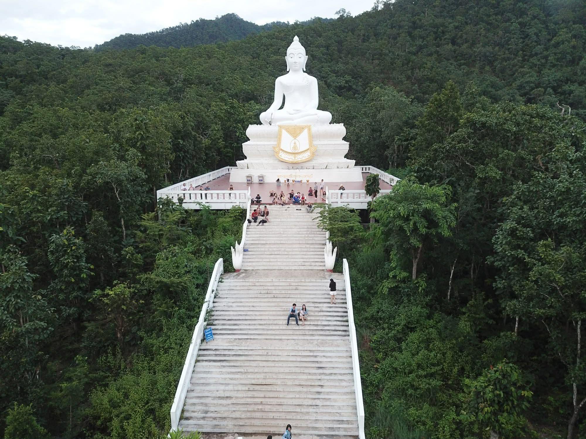 Pai White Buddha & Pam Bok Waterfall Half-Day Tour with Pai Canyon Sunset