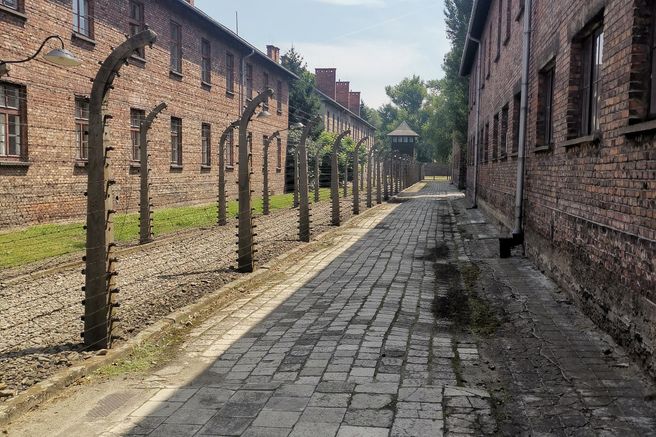 From Krakow: Auschwitz-Birkenau Day Trip with Italian or Spanish Guide