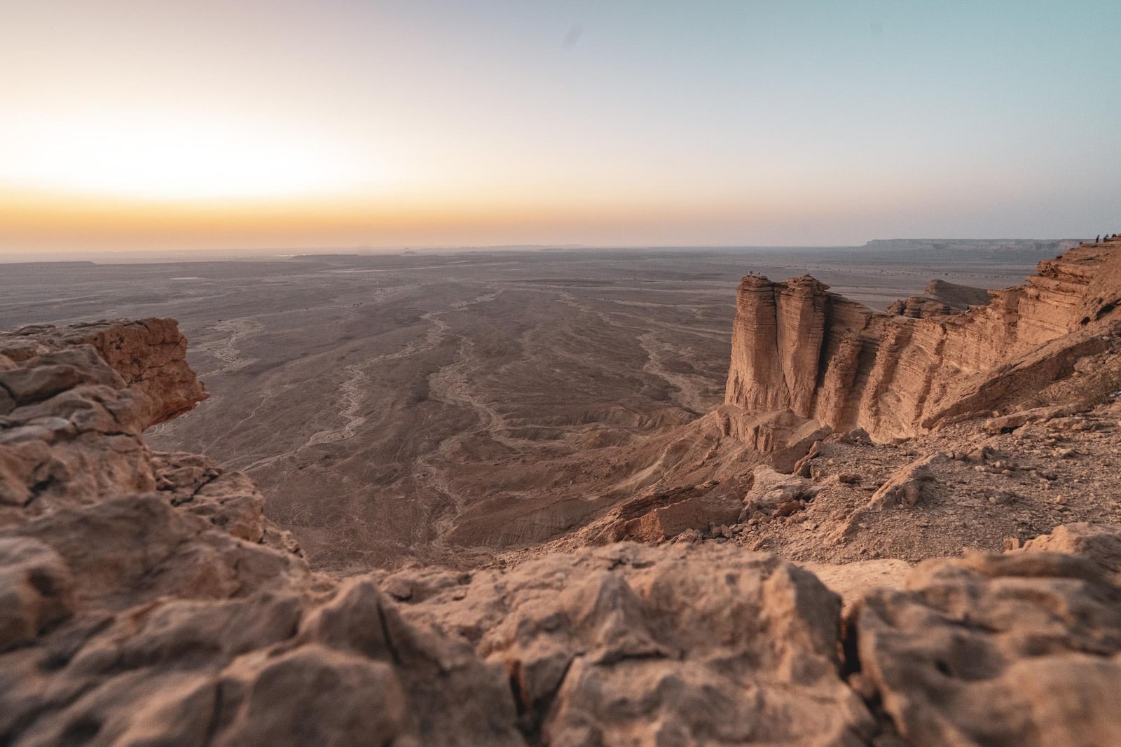 From Riyadh: Edge of the World Sunset Picnic Tour - Bat Cave & Saudi Traditional Snacks