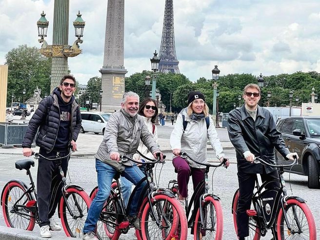 Paris City Highlights Guided Bike Tour - Eiffel Tower, Notre-Dame & Louvre (Day or Sunset)